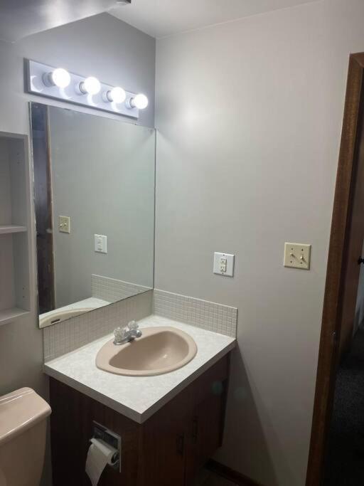 One Bedroom Main Floor Apartment Camrose Ngoại thất bức ảnh